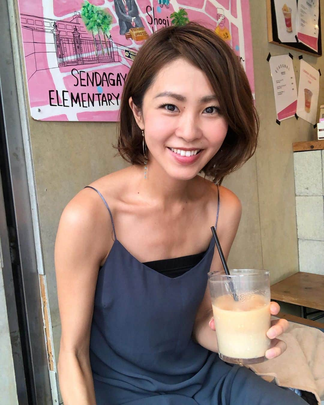 坂元美香さんのインスタグラム写真 - (坂元美香Instagram)「焼けた！伊豆から帰り日が経つにつれてどんどん黒くなってゆく。ジグロ吸収肌なのでたぶんこのまま半年くらい黒いままだと思う。 . 背後の千駄ヶ谷Mapが可愛くない？ . ワンピース… @beep_ss バッグ… @esutoreja」8月21日 15時45分 - mika_saka