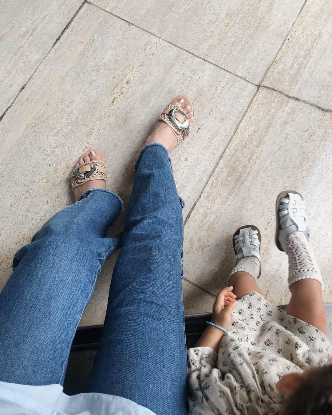 目見田早弥子のインスタグラム：「| 👡 この夏たくさん履いてるサンダル。 履くたびに靴擦れになっちゃうけどお気に入り☁️」