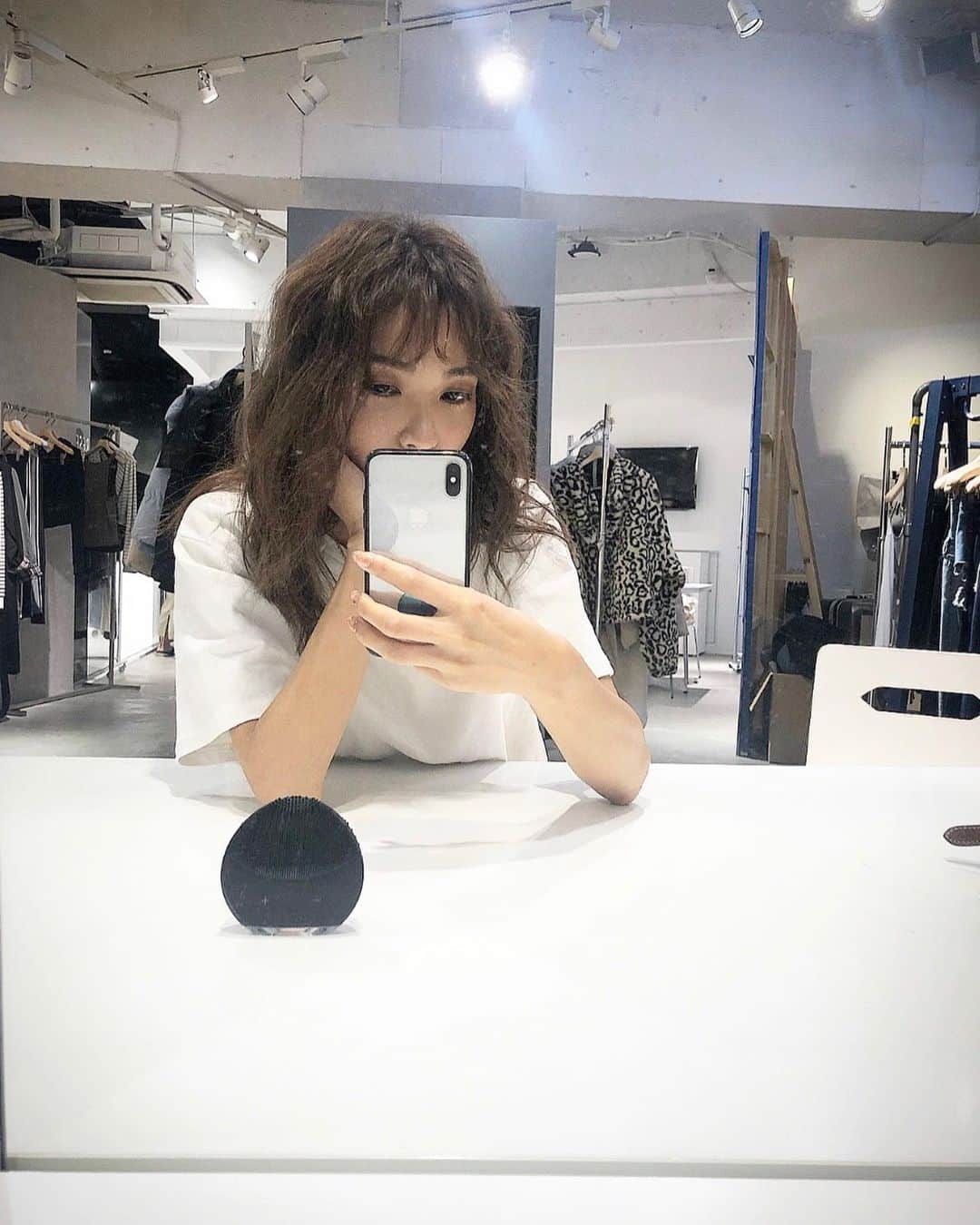 のインスタグラム：「撮影のお供さん🤗 . LUNAmini2は撮影終わりメイク落とす時に 使いたいから撮影のお供に🙆🏼 LUNAmini2を使い始めてから、肌のゴワゴワ感？ みたいなのなくなって安定してる😊♡ ほんとに、助けられてます❤❤ . @foreo_jp  #スウェーデン発🇸🇪 #FOREO #FOREO_Japan #すっぴん #スキンケア #クレンジング #LUNAmini2 #ルナミニ2 #pr」
