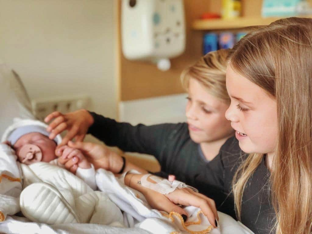 ヨニー・ハイティンハさんのインスタグラム写真 - (ヨニー・ハイティンハInstagram)「We Welcome our little girl ★RIXO★ Born 20-08-2019 Time: 09.24 u Weight: 3558」8月21日 15時56分 - johnheitinga