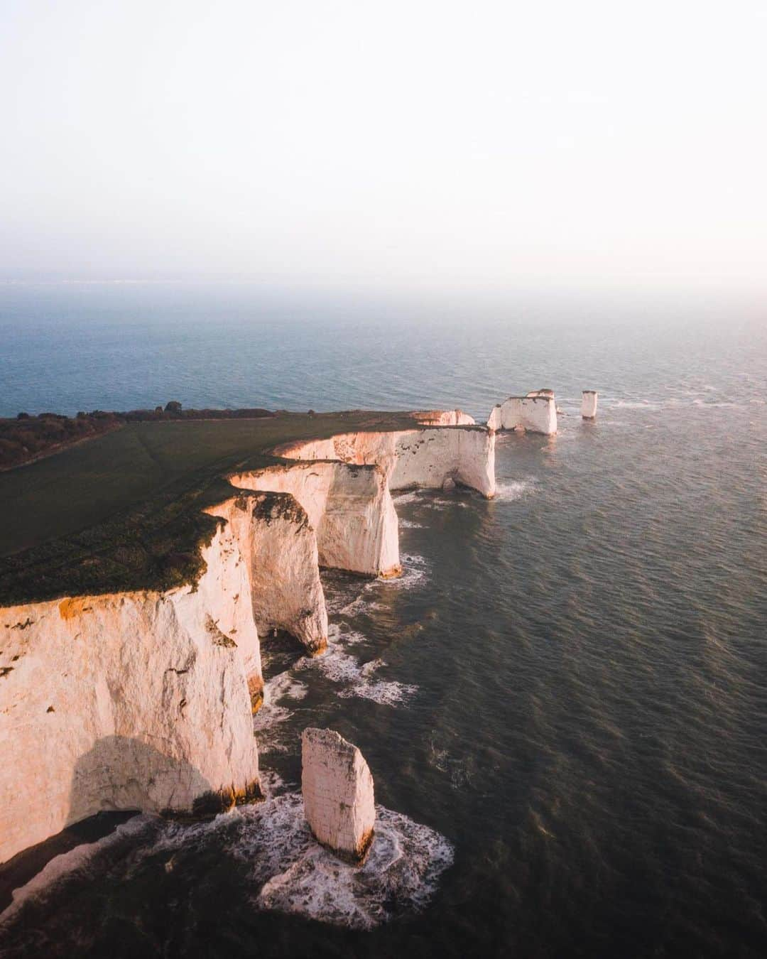 Canon Photographyさんのインスタグラム写真 - (Canon PhotographyInstagram)「Stunning coastline of England!🏴󠁧󠁢󠁥󠁮󠁧󠁿 I highly recommend the South of England if you’re looking for a weekend trip! Places such as Durdle Door, Seven Sisters, Old Harry Rocks and Beachy Head were fantastic and easy to combine in a short period of time! Do you have any recommendations for me?📝 Photography | @sjoerdbracke  Coast, South England  #england #durdledoor #canon_photos #cpcollectives」8月21日 15時58分 - cpcollectives