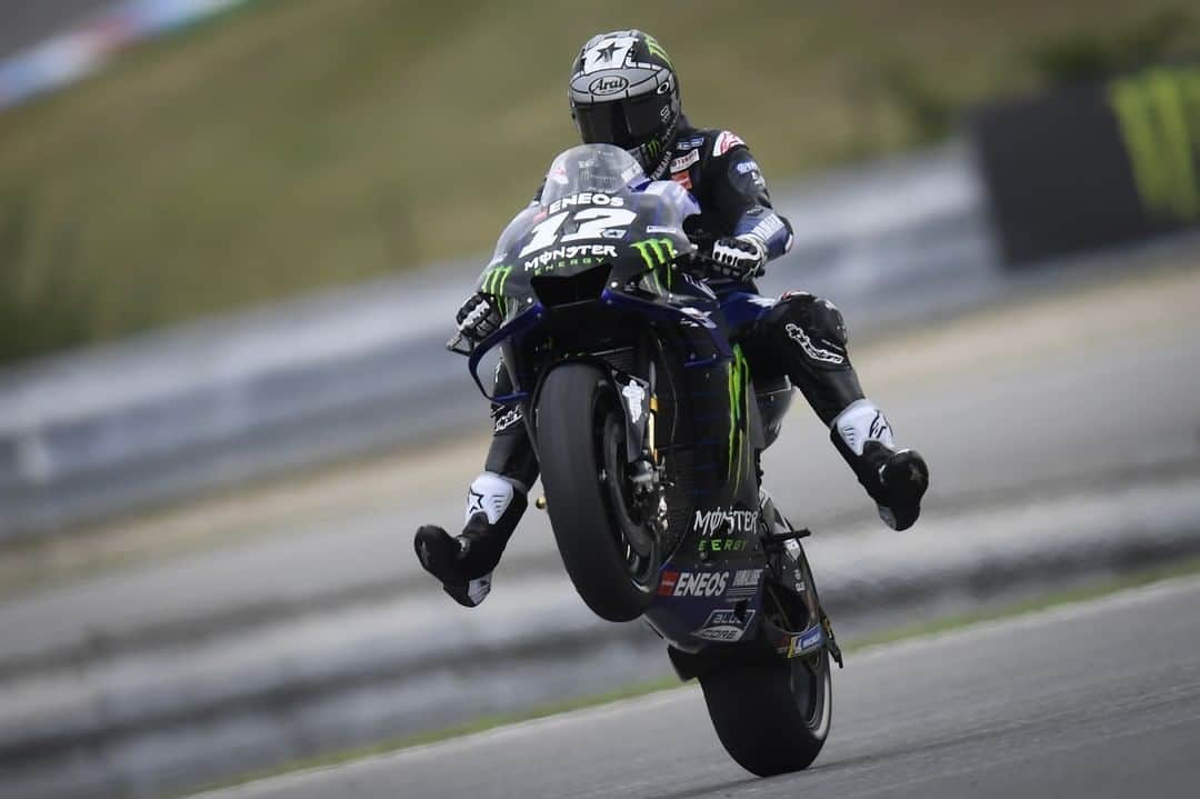 MotoGPさんのインスタグラム写真 - (MotoGPInstagram)「What a cool wheelie by @maverick12official 😎// Happy #WheelieWednesday everyone 🥳  #MotoGP #Motorcycle #Racing #Motorsport」8月21日 16時00分 - motogp