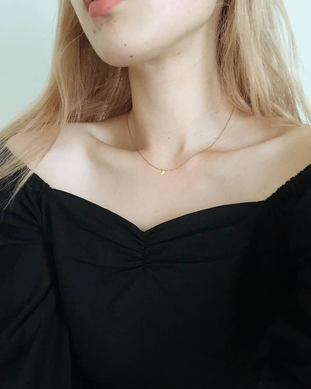 目見田早弥子のインスタグラム：「| ♡ デコルテが美しく見える 女性らしいデザインが素敵なブラウス。 もう少し涼しくなったらたくさん着たい🦢 @mangata.m」