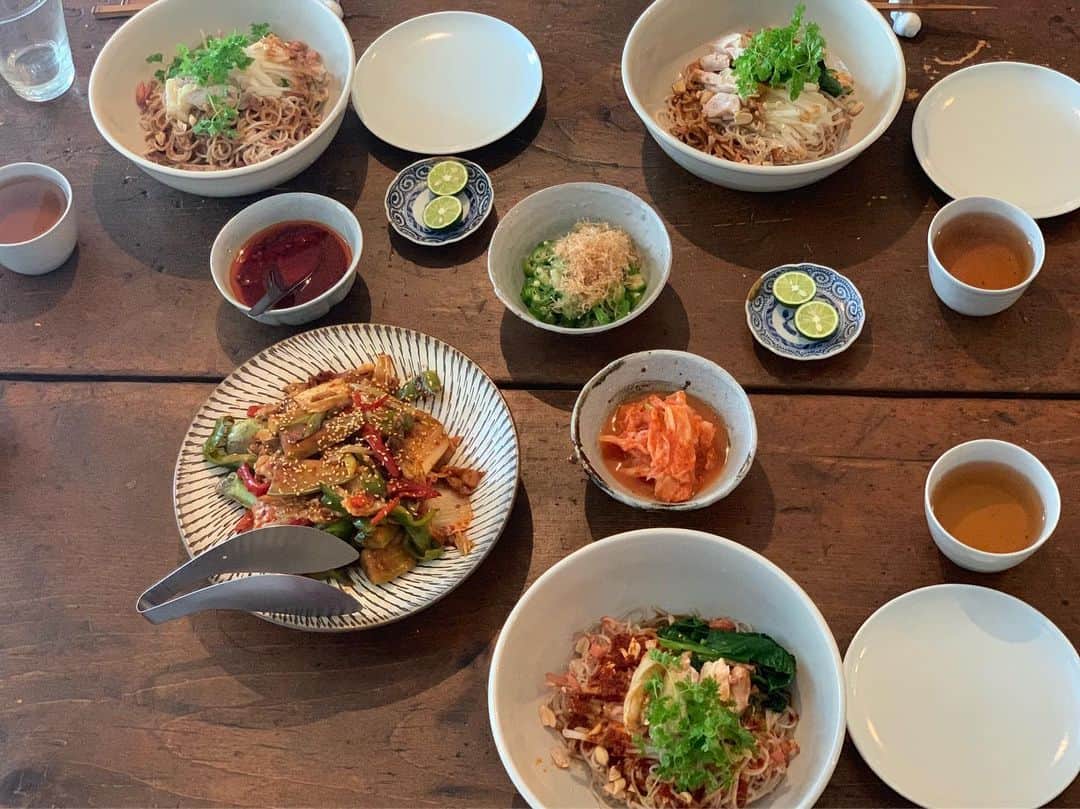 のインスタグラム：「まかないランチ😋 明日から秋の薬膳講座🍁 とてもワクワクしています🍄✨ #マイキムチについて 夏のキムチ教室にご参加くださったみなさま、グレープフルーツによって苦味が気になる場合は薄皮も剥いてくださいね。または苦味の少ない品種を選ぶのもありですね😊桃があるうちにぜひ作ってくださいね🍑🌶 #青山有紀 #青山有紀ごはん」