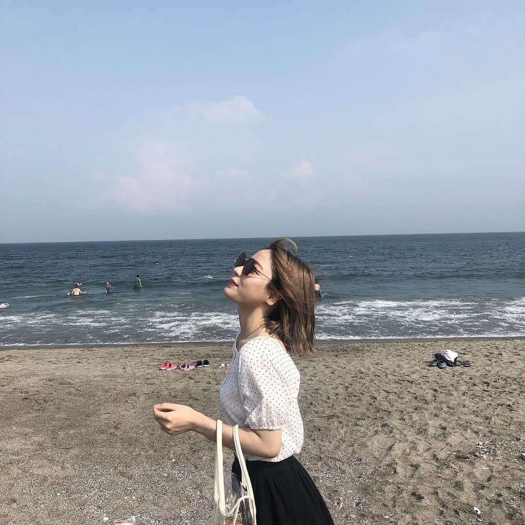 てぃーみきのインスタグラム：「. . 大親友が #OTODAMA に出演してたので三浦海岸まで遥々🐟‪‪❤︎‬ . このトップスは @lilou__official さんのだよ～！ 襟がスクエアになっててかわいいの！ . . #海 #三浦海岸 #OTODAMA」