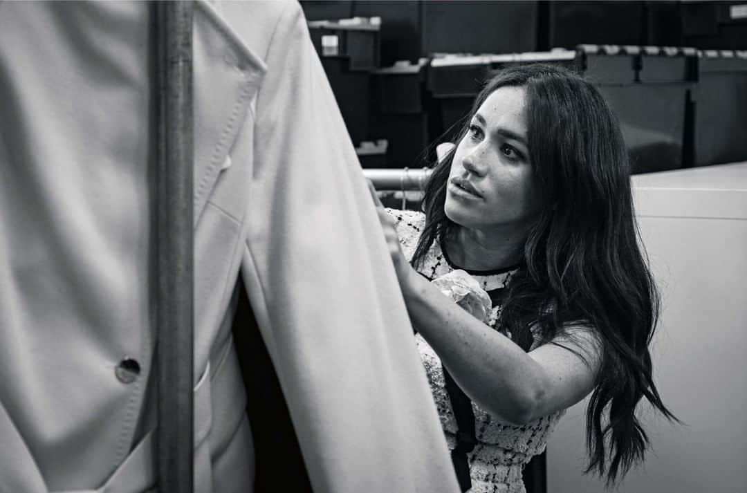 Vogue Australiaさんのインスタグラム写真 - (Vogue AustraliaInstagram)「Since joining the royal family in 2018, #MeghanMarkle's life has totally transformed and she's had to quickly learn how to master royal duty. Thankfully, she has a little bit of help – stylists to assist in refining her look, personal secretaries to manage her day-to-day itinerary and protection officers to ensure her safety – and rightfully so. In the bio link, we look at the magical team of royal staffers it takes to support the ever-inspiring Duchess of Sussex. 📷 Getty Images」8月21日 16時10分 - vogueaustralia