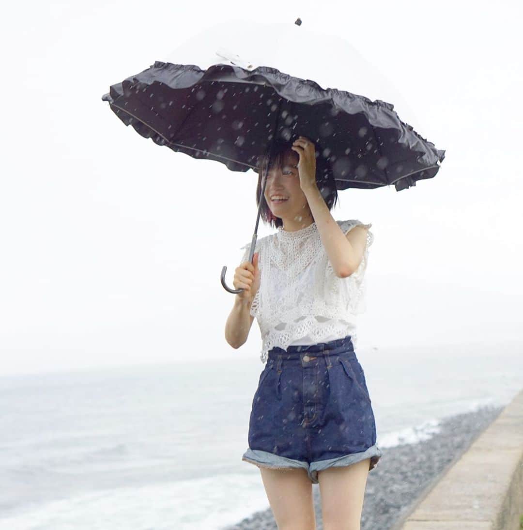 坂本 愛玲菜さんのインスタグラム写真 - (坂本 愛玲菜Instagram)「☔️ 突然の雨にびっくり😦☔️てことで、このあとは。。。。あるところへ🚗💨 #ナイス日傘  #福岡 #糸島 #芥屋 #雨 #rainy #rainyday」8月21日 16時10分 - erena_hkt48