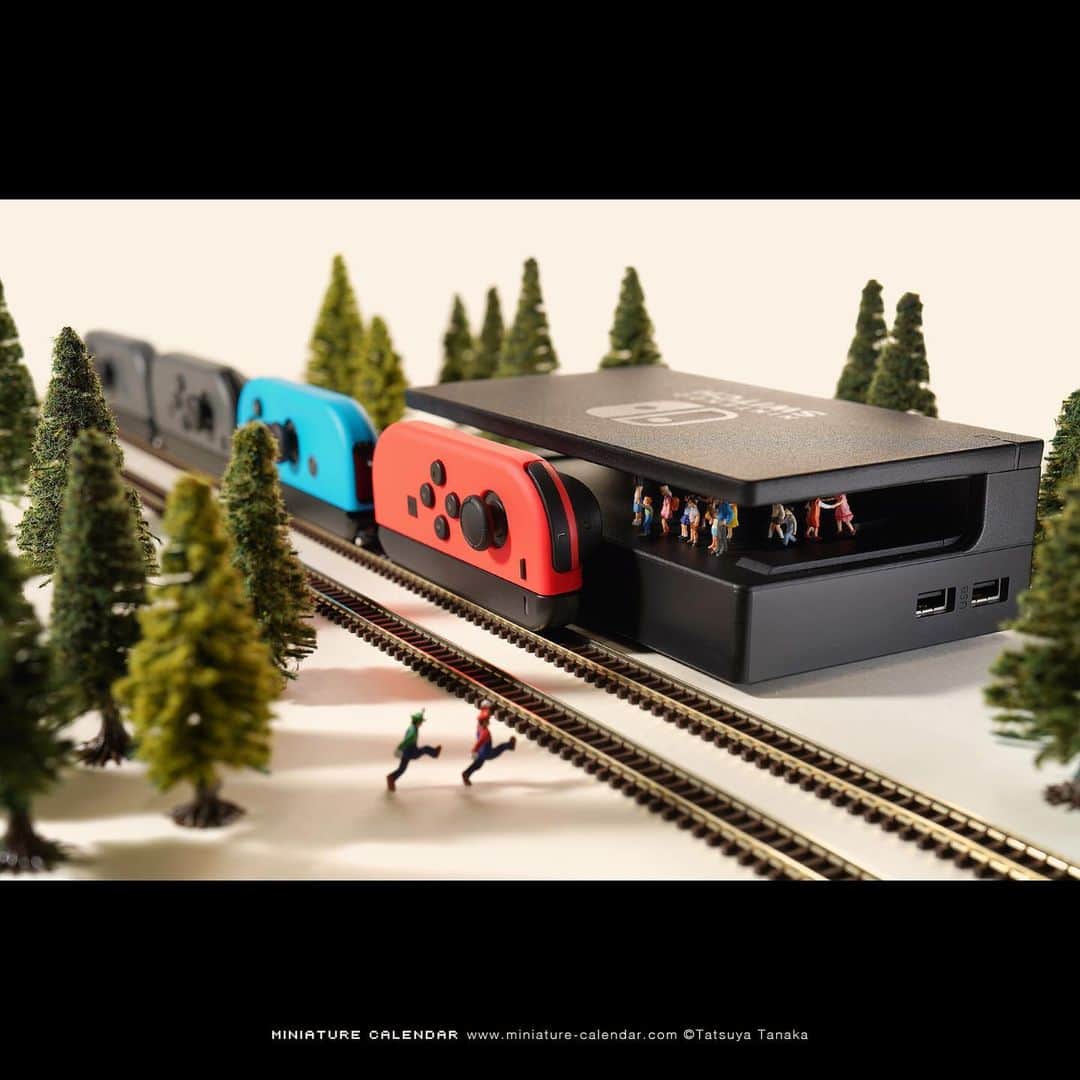 田中達也さんのインスタグラム写真 - (田中達也Instagram)「. 8.21 wed “Nintendo Train” . スイッチひとつで旅気分 . #NintendoSwitch #ニンテンドースイッチ . ─────────────── 《Exhibition info》 . 【MINIATURE LIFE展 in 長野】 Miniature Life Exhibition in Nagano 7/26 fri - 8/25 sun #MiniatureLife展 #ミニチュアライフ展 . 【微型展 2.0 -田中達也的奇幻世界- in 高雄】 Miniature Life Exhibition2 in Kaohsiung 6/21 fri - 9/15 sun #微型展 #田中達也微型展 . Please look at the Instagram story’s highlight for more information. . ─────────────── 《Next Exhibition info》 【MINIATURE LIFE展 in 福岡】 Miniature Life Exhibition in Fukuoka 8/31 sat - 10/14 mon .」8月21日 16時11分 - tanaka_tatsuya