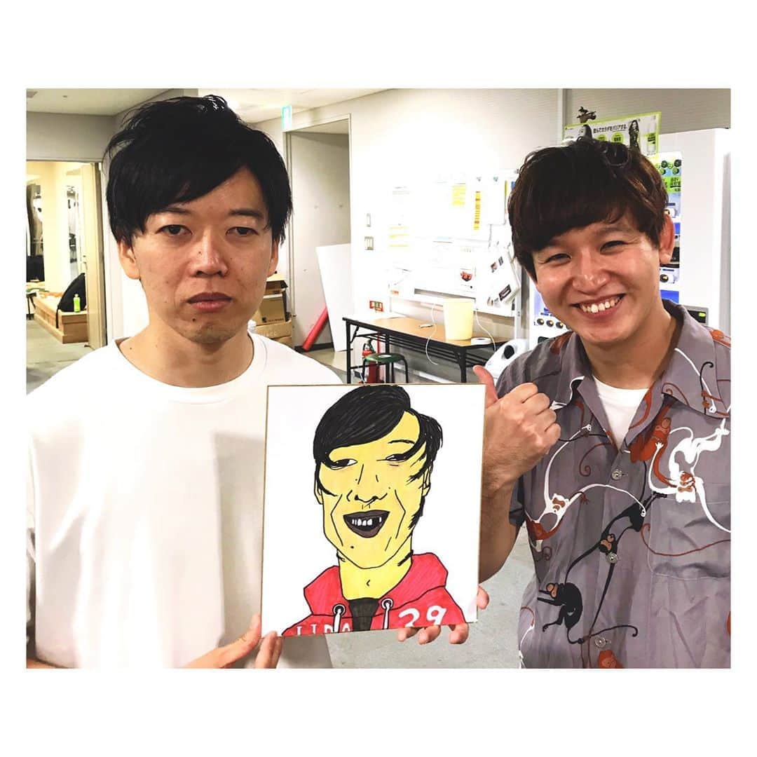 藤本聖のインスタグラム：「最近話題のkentofukaya画伯「さえない似顔絵」シリーズ. . ついに私も似顔絵のターゲットに選ばれてしまいました. . 結果はご覧の有り様です. . 髪の毛絡みついてる、歯抜けてる、どこ見てるのか不明、私服ダサすぎ、鼻毛が風になびいてる…全ておいて意味がわかりません. . ただ一番意味がわからないのは、この似顔絵が何故か似てるという事実. . からし蓮根青空曰く「落水した競艇選手」. . kentofukaya恐るべし. . . . #kentofukaya #さえない似顔絵」