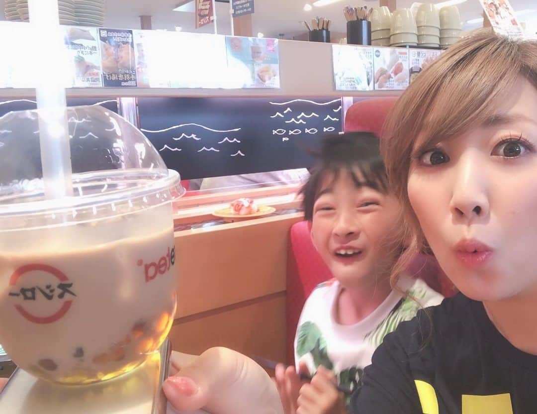 太陽チャンネルのインスタグラム：「スシローで光るタピオカ飲んできた💕🤟年子兄妹おったらできない買い物いろいろできて満足でした🤟💕最近話題のおやすみマスク使うの楽しみ🥳🤟 夏休みもあとちょっと🐬悔いのない夏休みにしようねー！！😚💕 #太陽チャンネル #スシロー #光るタピオカ  #光るゴールデンタピオカミルクティー  #塗ってそのまま寝るマスク #バランシングおやすみマスク」