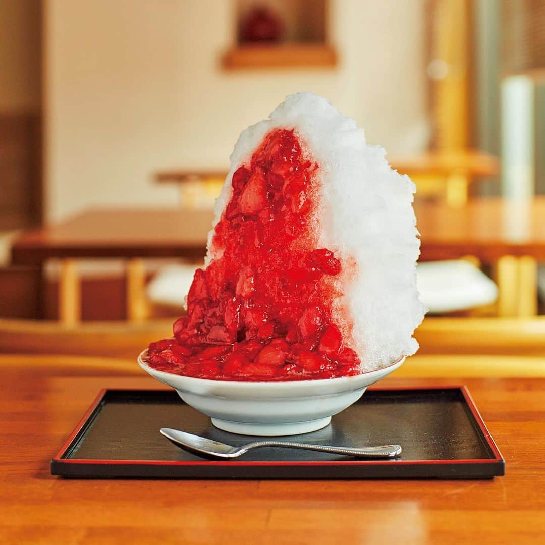 Hanako公式さんのインスタグラム写真 - (Hanako公式Instagram)「＼残暑お見舞いかき氷ウィーク🍧／﻿ 📍本日ご紹介するのは〈志むら〉の「生いちご」﻿ ﻿ 昭和14年創業の老舗和菓子店は、自家製生フルーツシロップの草分け的存在。絶壁のような独特のフォルムは、果肉が驚くほどたっぷり入ったシロップをかけても氷が崩れないように生み出されたのだとか🍓シロップに合わせて削り分ける氷は匠の技。ぎりぎりまで室温に戻してふわっと削ることで、冷たすぎずキーンとこないかき氷に。﻿ ﻿ 【特別編集『Hanako sweets いつだってかき氷。』】﻿ #Hanako #Hanako_magazine #ひんやりスイーツ #かき氷 #アイス #ジェラート #アイスクリーム #ソフトクリーム #チョコミン党 #和スイーツ #かき氷巡り #かき氷部 #東京かき氷 #パフェ #アイス部 #アイス大好き #東京カフェ #スイーツ巡り #スイーツ部 #抹茶 #タピオカ #フルーツ好き #いちご好き #sweets #tokyocafe #志むら #いちご好き #photoby_MEGUMI」8月21日 16時25分 - hanako_magazine