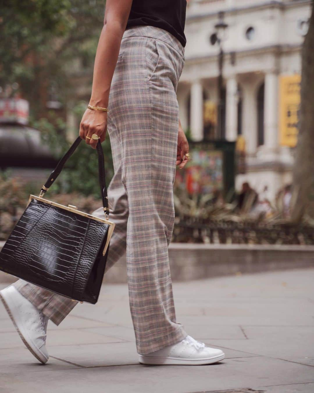 Nextさんのインスタグラム写真 - (NextInstagram)「Today's office #ootd: on-trend tailoring with minimal styling 👌 Tap to shop the look. 📸 @cocobeautea. 🔍Trousers: 611316 Cami: 919543 Trainers: 351192 Bag: 617744. #outfit #outfitinspo #blogger #fblogger #work #workwear #tailoring #smart #trousers #fashion #style #womensfashion #womenstyle #womenswear」8月21日 16時27分 - nextofficial