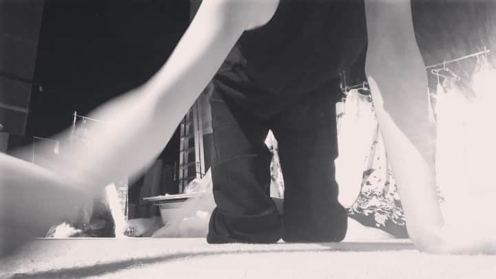 のインスタグラム：「🧘‍♀️ show前の準備体操 #stretch #warmingup #backstage」