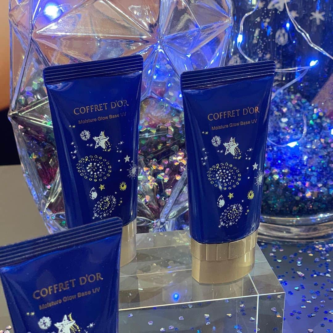 空山菜摘さんのインスタグラム写真 - (空山菜摘Instagram)「♡ 「Twinkle Night Collection」が 9/1から数量限定発売されるということで @coffret_dor_official さんにご招待頂き 「粉塾」イベントに参加してきました💖☺️ . . . 今回の限定コスメは 清川あさみさんデザイン🌌 「夜空ツヤ」仕上がりが魅力の 4つのアイテムがあります\( ˆoˆ )/✨ . . . 💟リフォルムグロウ リクイドUV リミテッドセットb  全3色 . 文字数の関係で書ききれへんから 前postした投稿で詳しく紹介してます✨ . . 💟ヌーディカバー モイスチャーパクトUV リミテッドセットc 全4色 . リクイドは普段使ってるからデモでは パウダーファンデを選んだんやけど、 アラはしっかりカバーしつつも厚塗りに 見えず、程よくツヤが残る仕上がり💕 普段あんまりパウダーファンデーションは 使わへんけど、花粉の季節はパウダーやから これ使おうって思ってる🎶 . . . 💟マルチデザイニングパレット 全2色 . チーク,リップ,シャドウ,ハイライト どこにでも使えるマルチパレット🎨 パウダーの上から使っても全然汚くならず むしろツヤ感がプラスされて 相性が良いくらいやった😍💕 どっちのパレットの色味も可愛いし、 特に01がお気に入り☺️見た目よりも 馴染んでくれる色味やから使いやすいよ😉 . . . 💟モイスチャーグロウベースUV  リミテッドセットb  1色のみ . 艶好きさんがたまらなさそうな発光下地❣️ くどくないけど自然で立体的な光沢感で ナチュラルなツヤ肌に仕上がるよ😍 デモの時にあたしもつけてみて、 めっちゃ良い！って思ったし、塗った肌見て 長井さんも「それだけでもいいレベル✨」 って言ってくれはったくらいの綺麗さ🌈 . . . . 📸2〜3枚目 . カネボウ研究員の方からの粉についてのお話 は前回もやったけど今回も楽しかった😆💕 実際にベストな状態の 「粉が寝る」コーティングされたパウダー を触ってみてんけど、手でさするだけで 粉がついてないと思うレベルで馴染んで、 いつもこだわってる粒子の細かさの最上級 って感じやった(´；Д；`)🌸 . . 韓国コスメで、リキッドファンデにラメとか マットの液を混ぜて自分好みに変えられる っていう商品があるんやけど…。 実際に混ぜてみたら綺麗に仕上がってた ファンデがめっちゃムラになったり 分離したり仕上がりも全然良くなくて😱💦 . そのとき本間に粉・液体の種類と分量って ほんのちょっとでも違ったら 全く違うものになるんやなと思い知った💔 そこから、前回もお話してはった 藤岡さんのファン🥺✨🌈 ほんまに奥深いしもっともっと知りたい😍 . . . 📸4枚目 メイクアップアーティスト長井かおりさんの デモンストレーションもありました🌷 特にパウダーファンデーの付け方は マンネリ化してたから、 長井さん流につけたらめっちゃ薄く綺麗に 仕上がったよ〜ヾ(◍'౪`◍)ﾉﾞ💕 . あと、モデルさんが綺麗すぎて！！！ ずっと見てたかった😭✨美人すぎた…😭 . . . 📸5枚目 HPから飛ぶと「夜空ツヤ」メイク診断 ができるよ😊顔を写真で写すと 自分にぴったりのアイテムがわかる！ あたしは「月光ツヤ」でした〜☺️ . . . . . #粉塾 #コフレドール #twinklenightcollection #夜空ツヤ #夜空ツヤメイク診断 #ソラメイク #新作コスメ #限定コスメ #ベースメイク #リキッドファンデーション #パウダーファンデーション #ツヤ肌 #艶肌 #コスメ垢 #コスメレビュー #マルチパレット #クリームチーク #ハイライト #秋コスメ #カネボウ#PR」8月21日 16時31分 - natsumi_sorayama