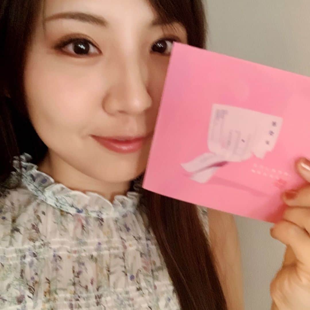 阿部真央のインスタグラム：「‪本日ニューシングル発売です！わー！‬ ‪皆たくさんありがとうございます！✨‬ ‪肝心のジャケ写ぶれてます。‬ ‪今日この後NHK-FM「ゆうがたパラダイス」出演します🙋‍♀️‬ ‪赤い公園の津野米咲ちゃんとお話させてもらえるの楽しみだー😻‬ ‪聴ける方は是非お聴き下さい♪‬ ‪#ゆうがたパラダイス #阿部真央 #あべま ‬」