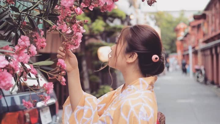 YOKOのインスタグラム：「夏祭り👘🎇 . . 浅草で遊んだ時の動画をるいが めちゃめちゃ素敵に編集してくれた💕 . . 撮影しながらだといろんなところを見て歩くから新しい場所だったり発見もあって楽しかった〜🥰 . . . るいの一押しは最初のお花を触ってる私だそうです😂💓 . . 曲のような夏の切なさでてるかな？🎇w . 夏が終わる前に急いで投稿(笑) . . movie: @onumaaan  #浅草」