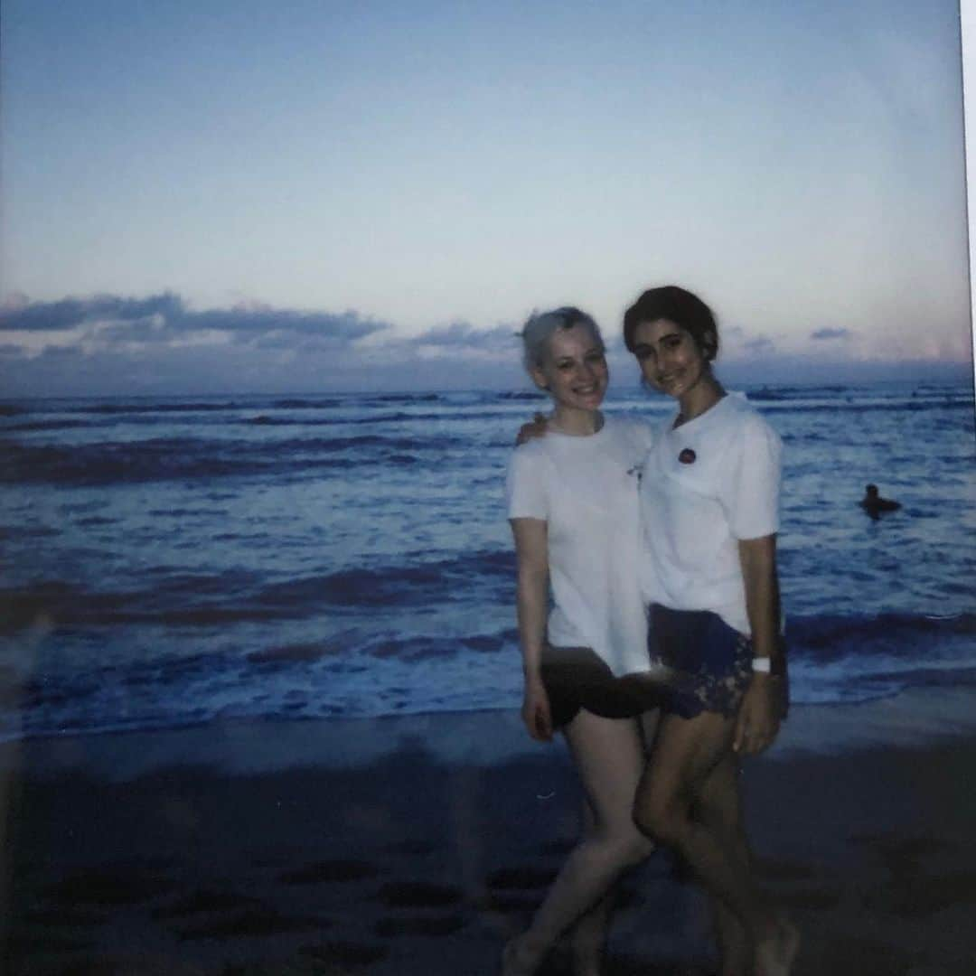 ペニー・クームズのインスタグラム：「👯‍♀️ Watched the sunrise, What else is there to do at 5am? . . . . #hawaii #waikiki #waikikibeach #vacation #polaroid #beach #sunrise #sun」