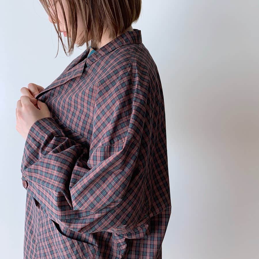 ネ・ネットさんのインスタグラム写真 - (ネ・ネットInstagram)「【ライトチェック ￥22,000+tax】  たっぷりとした袖幅のあるトップスの上からも羽織れる分量感のあるライトコート。脇から袖底にマチをつけ、『wantan』のトップスでもストレスなく袖を通せる仕様がポイント。  #ネネット #nenet #新作 #new #autumn #winter #2019 #collection #fashion #tokyo #japan #大人カジュアル #大人ネネット #otona_nenet #ライトチェック #ライトコート」8月21日 16時49分 - nenet_official