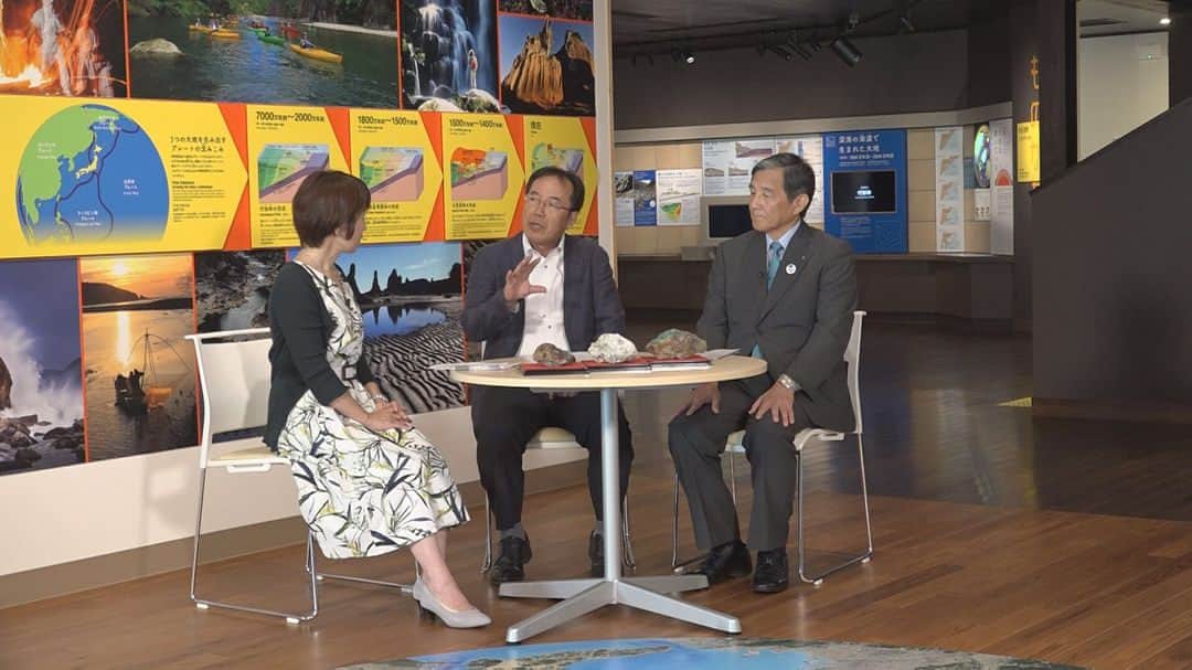 きいちゃんさんのインスタグラム写真 - (きいちゃんInstagram)「和歌山県広報番組きのくに２１「知事と語る」放送のお知らせ  ８月２５日（日）の放送は、様々な分野で活躍する方をゲストに迎えてお送りする「知事と語る」。 日本ジオパーク委員会委員長の中田節也さんをゲストに迎え、「南紀熊野ジオパークの魅力」をテーマに語り合います。  放送は、テレビ和歌山で９：３０からと１８：３０からの２回です。 是非ご覧ください。 ○テレビ和歌山番組表　http://www.tv-wakayama.co.jp/program/  #insta_wakayama #和歌山 #きのくに21 #知事と語る #南紀熊野ジオパーク」8月21日 16時51分 - wakayamapref_pr
