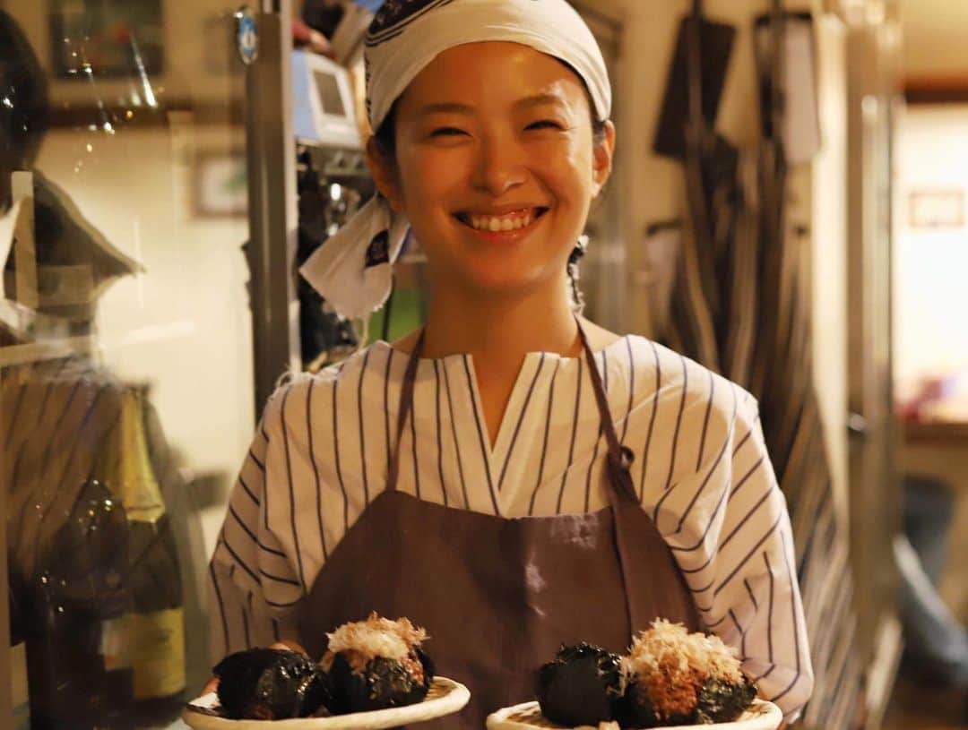 田中菜月さんのインスタグラム写真 - (田中菜月Instagram)「夏の疲れが溜まってませんか？  足の裏の真ん中より少し下のほうを押したら…いた〜い！ タピオカドリンクやビールなど冷たいものを飲んでいた！ 冷房の部屋にいて、足先が冷える！ 胃腸がだるおもで、お腹が動かず固まっている！  そんなかたは、よし！体を整えましょう！  ということで  明日の愛のおむすびプレートのメニューは✨ . ・南瓜と小豆の煮物 ・カリフラワーの発酵白和え ・ごぼうのぬか漬け ・幻のお漬物、畑漬け  愛のおむすびとお味噌汁  デザートは 丹波からパティシエ北さんが来てくれます^_^  美味しい季節のタルトを 召し上がれ。  雑誌の手土産で渡したいスイーツにも選ばれた北さんのスイーツを堪能したいかたは、ジュレやタルト、焼き菓子のお土産詰合せセットを2,500円にて予約販売受付ます！  今日中に個数とお名前をコメントかDMにて教えてください^_^  #三軒茶屋ランチ  #三軒茶屋カフェ #三軒茶屋グルメ #手土産スイーツ  #おもたせスイーツ  #デトックス  #スパイス #発酵 #おむすび専門店  #愛のおむすび」8月21日 16時51分 - natsuki_hakko