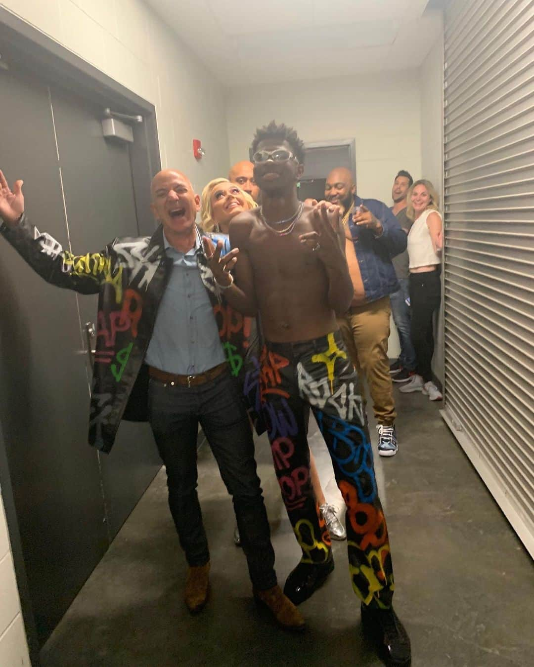 ジェフ・ベゾスさんのインスタグラム写真 - (ジェフ・ベゾスInstagram)「... and I had some fun with @LilNasX and @KatyPerry backstage.」8月21日 16時53分 - jeffbezos