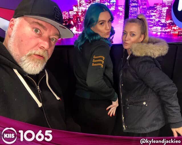 シェパードのインスタグラム：「YOU CAN KIIS MY FAT ASS @kyleandjackieo @1065kissfm」