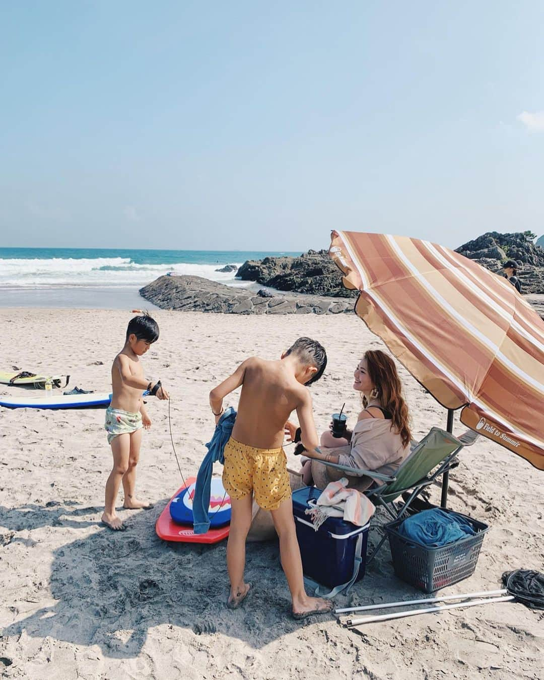 misatoさんのインスタグラム写真 - (misatoInstagram)「¨̮♡︎ 定位置⛱✨ 荷物番🧳🙋‍♀️ . 川でも海でもパラソルと一緒☺︎🌈✨ “焼きたくない‼︎”とかじゃなくて ただ暑いから😂☀️ . . いつも行ってるビーチが どこも混雑していたので 初めての #舞磯浜 🌊 磯遊びも出来るし (近くでカニ釣りもできる🦀🎣) 息子たちはとっても喜んでいたよ♡ . . #下田#下田市#舞磯浜 #beach#丸顔しぞーか #兄弟コーデ#branshes#ブランシェス#キッズコーデ#キッズファッション#ママコーデ#ママファッション#丸顔の休日#キッズモデル#kidsmodel#パラソル#夏休み#海#伊豆旅行#下田旅行」8月21日 17時05分 - leialoha319