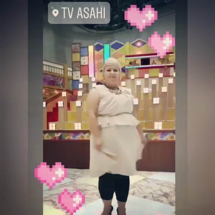 シモネのインスタグラム：「収録日🎥 @marcello_mitsui が衣装のスタイリングをしてくれたおかげでるんるんな気持ちで収録に迎えれた❤️ありがとう❤️ そしてこの番組に愛を感じたそんな日でした！  感謝！  #テレビ朝日  #爆笑問題」