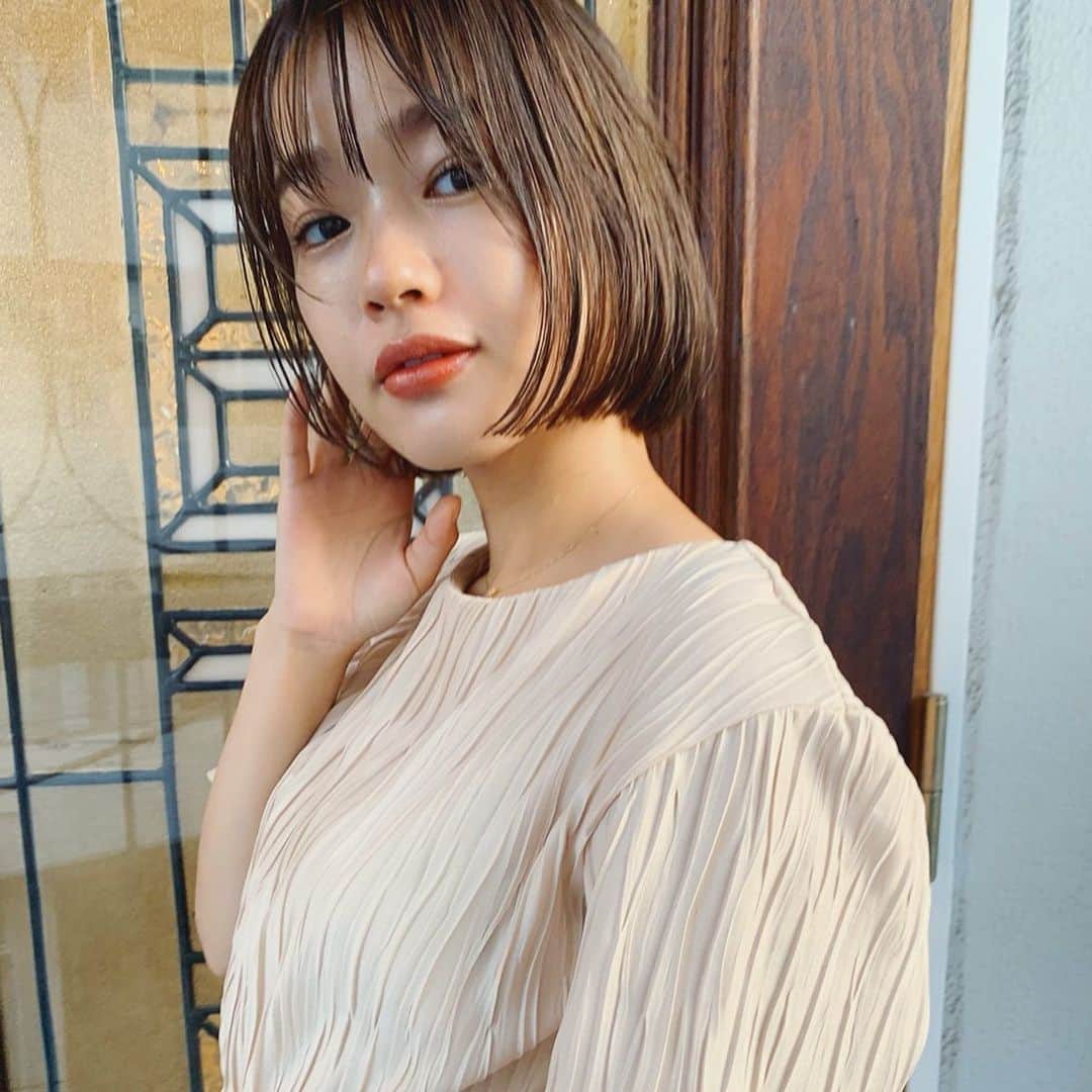 のインスタグラム：「🥰✂️﻿ そうだ、髪切った、よ！﻿ ﻿ 顔まわりに軽くレイヤー。﻿ 色はオリーブ色っぽいベージュ。 なっちゃんありがと☺️﻿ ﻿ #汗乾かさせてくれてありがと♡笑﻿ #髪のこと聞いてくれてたみなさま﻿ #ありがとう ﻿#忘れてました #ちひろの美容﻿ #食べるのも好きだけど﻿ #実はとっても #美容好き﻿ #ちひろのヘアメイク」