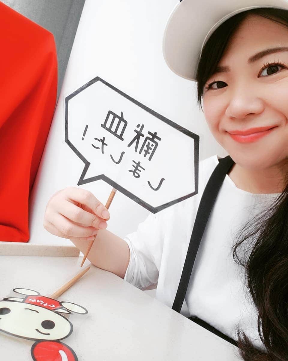 服部ひで子のインスタグラム：「⭐８月２１日は『献血の日💉』⭐ ※1964年（昭和39年）8月21日、日本政府が『輸血用血液を献血により確保する体制を確立』すると閣議決定した。 このことから、毎年8月21日は『献血の日』とされているそうです。  なるほど～。 それまでは、 売血の時代だったみたいですね。  これからも、安全のために、 血液の国内供給を充実させていきたいものです。  西梅田劇場のすぐ近くある、 西梅田献血ルーム。 (🏢ヒルトンプラザウエスト、オフィスタワー10階)  立地も、見晴らしもとっても良い、素敵な献血ルームです。  是非、一度訪れてみてください(*^^*)💉✨ #献血 #献血の日  #西梅田献血ルーム」