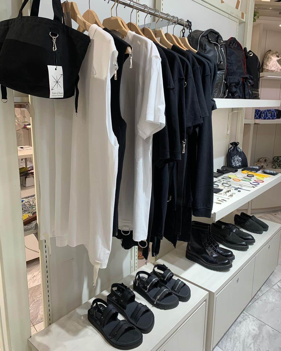 のインスタグラム：「TEARS OF SWAN×Amijed/DEPARTMENT STORE TOUR-2019 in LUCUA1100、初日OPENしました!! 本日から店頭にて皆様のご来店をお待ちしておりますので宜しくお願い致します(^^)🏬🕴 TEARS OF SWAN×Amijed/DEPARTMENT STORE TOUR-2019  BRAND:Tears of Swan  Amijed  and more…  DAY:2019.8/21(wed)〜8/27(tue) TIME:10:00〜21:00 LUCUA1100 〒530-8558  大阪市北区梅田3-1-3-2F isetan Urban Market （イセタンアーバンマーケット） プロモーション3  @tears_of_swan #tearsofswan @amijed_official  #amijed #大阪 #ルクアイーレ  #lucua1100  #isetanurbanmarket  #departmentstoretour #departmentstore #tour #2019」