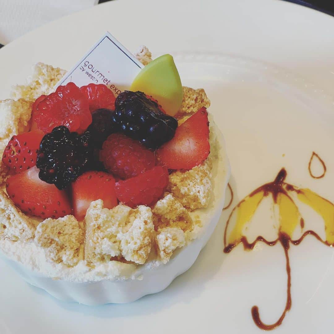 相川七瀬さんのインスタグラム写真 - (相川七瀬Instagram)「可愛いチーズケーキ。 傘マークが可愛いな😋  #おやつ #癒しの味」8月21日 17時07分 - nanasecat