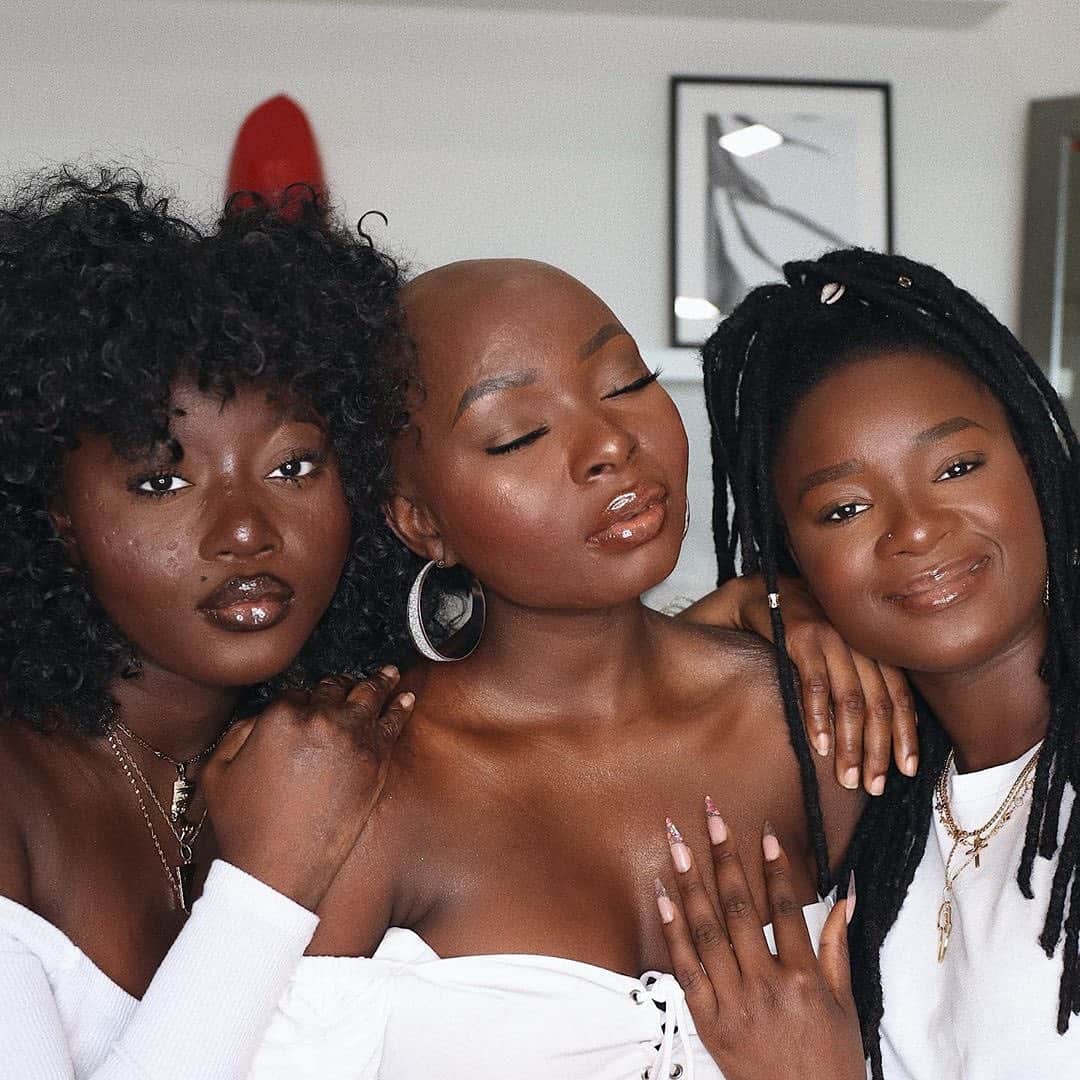 NYX Cosmeticsさんのインスタグラム写真 - (NYX CosmeticsInstagram)「Sisters that glow together, go together ✨ @shalomblac & her beautiful sisters are major #squadgoals wearing our new Born To Glow! Naturally Radiant Foundation 💛 @shalomblac wears the shade 'Chestnut' @stellahatesfries wears 'Deep Espresso' & @tnchom wears 'Cocoa' 😍 || #nyxcosmetics #nyxprofessionalmakeup #crueltyfreebeauty」8月22日 4時08分 - nyxcosmetics