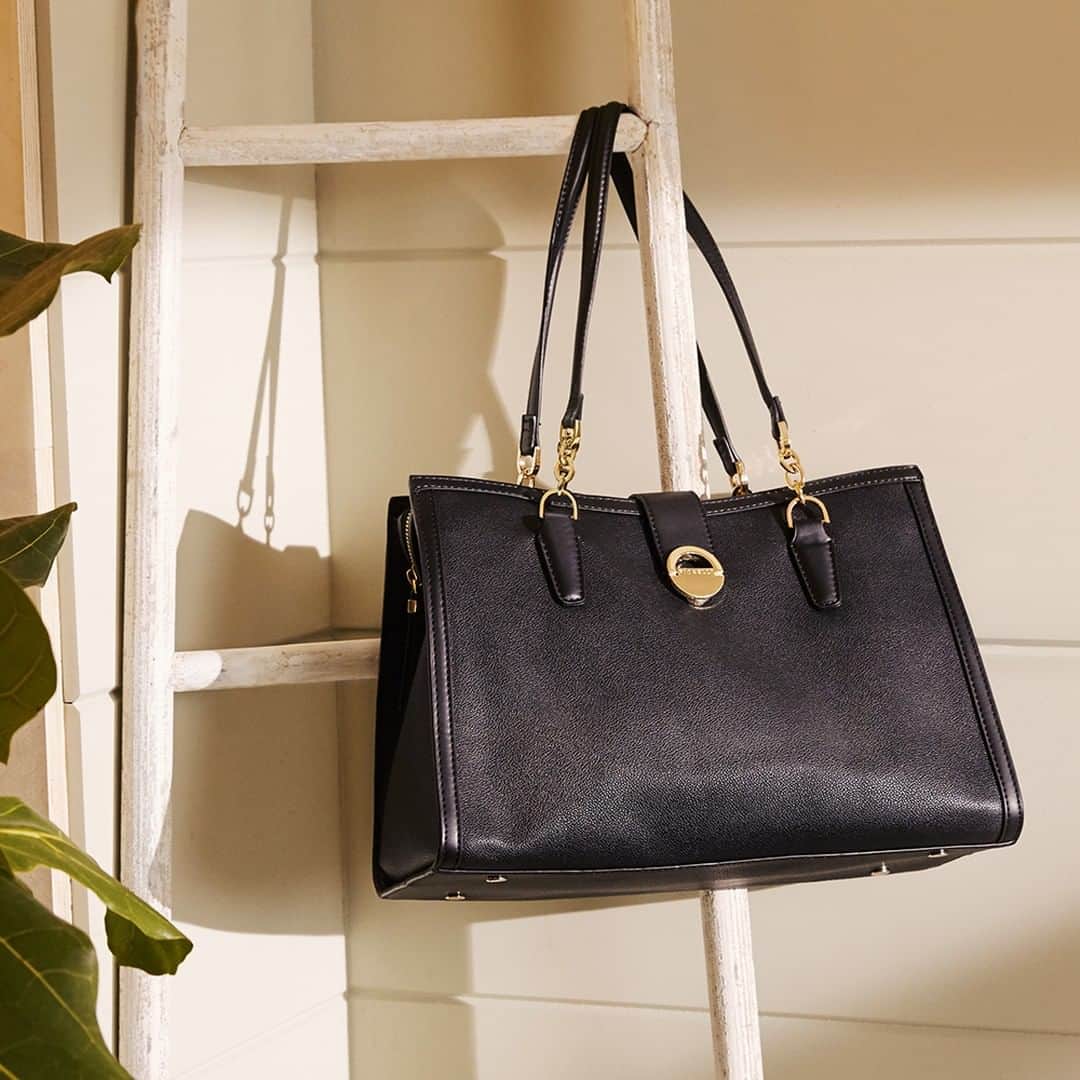 フィオレッリさんのインスタグラム写真 - (フィオレッリInstagram)「Meet the Meghan, a classic black shoulder silhouette with luxe hardware for a sleek and sophisticated look. It's the only bag you'll need to make a statement this season 🙌 #FiorelliFor #Handbags #BlackHandbags」8月22日 4時01分 - fiorelli_bags