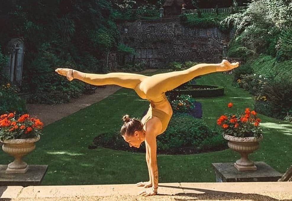 ALO Yogaさんのインスタグラム写真 - (ALO YogaInstagram)「“Beauty always surrounds us, but usually we need to be walking in a garden to know it.” – Rumi 🌹  @kaylala88 is a beauty among beauty in this amazingly strong handstand wearing her High-Waist Airlift legging & Alosoft Base bra ❤️ #aloyoga #alo #yoga」8月22日 4時02分 - aloyoga