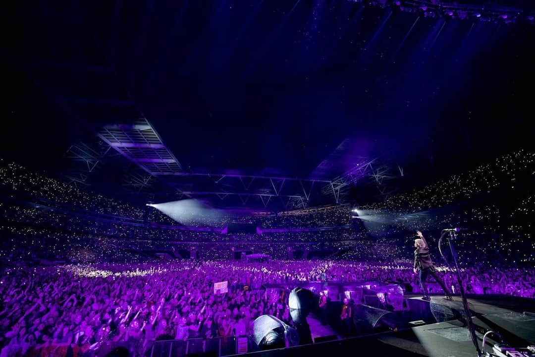 Bon Joviさんのインスタグラム写真 - (Bon JoviInstagram)「What a night at Wembley • June 21, 2019 🏟 #THINFStour #bonjovimemories」8月22日 4時03分 - bonjovi