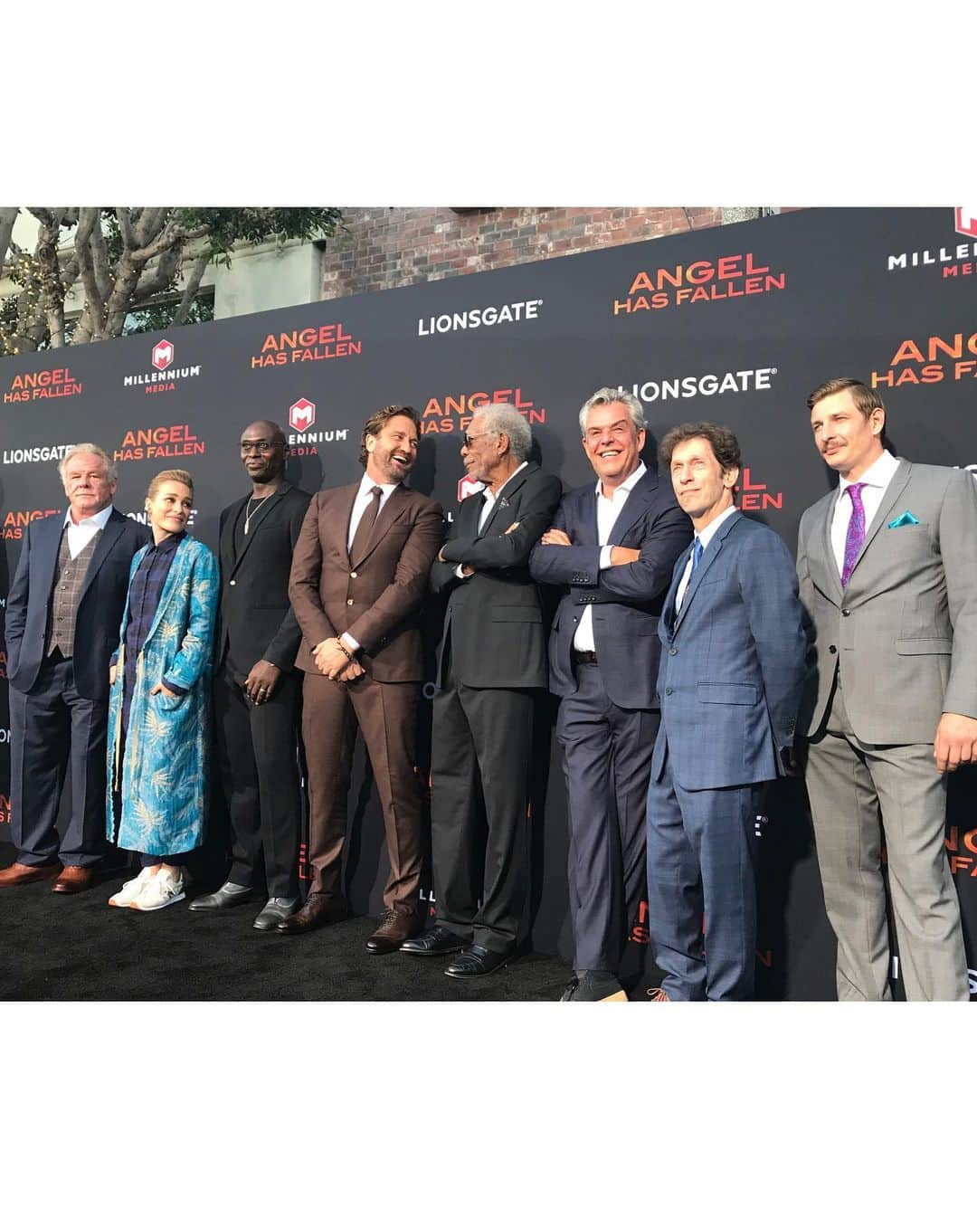 ジェラルド・バトラーさんのインスタグラム写真 - (ジェラルド・バトラーInstagram)「The most bad ass team at the #AngelHasFallen premiere. We can’t wait for you to see it – in theaters on Friday. Tickets at the link in bio.」8月22日 4時06分 - gerardbutler