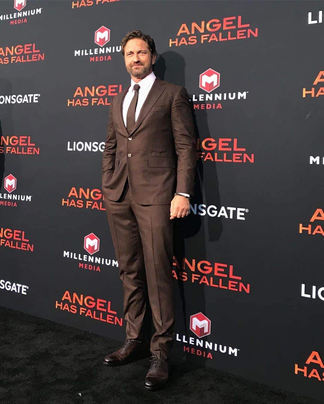 ジェラルド・バトラーさんのインスタグラム写真 - (ジェラルド・バトラーInstagram)「The most bad ass team at the #AngelHasFallen premiere. We can’t wait for you to see it – in theaters on Friday. Tickets at the link in bio.」8月22日 4時06分 - gerardbutler