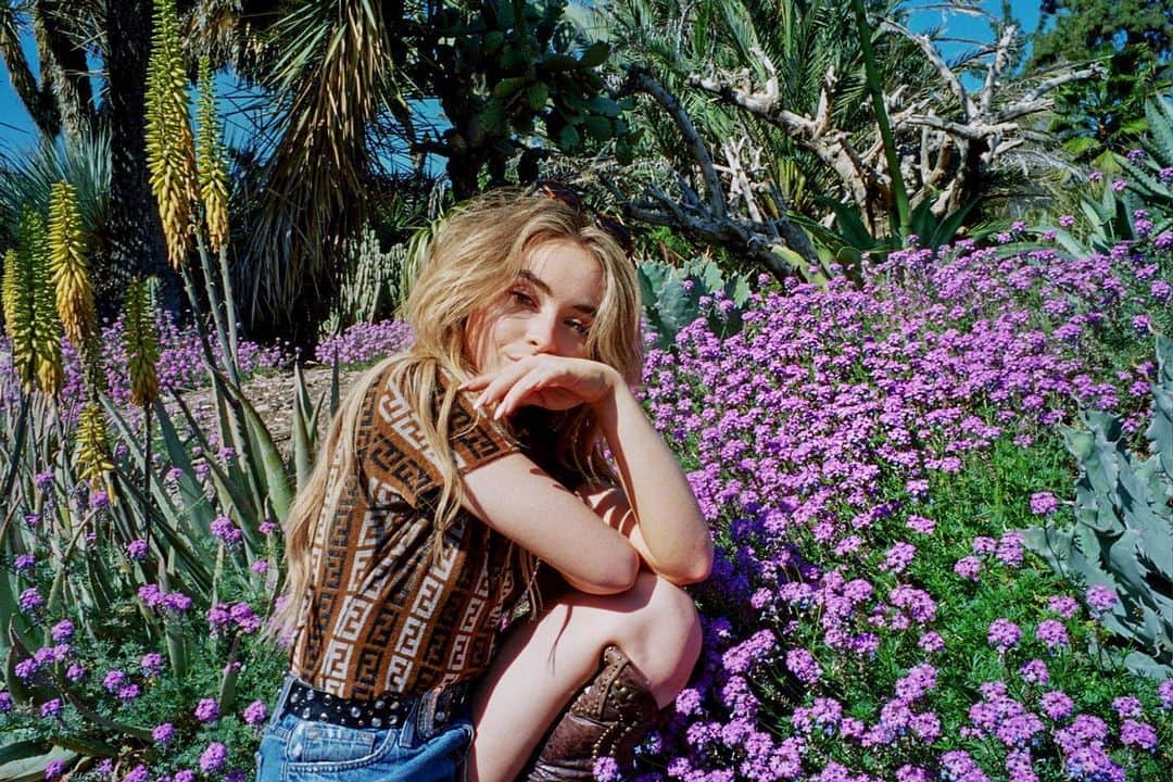 サブリナ・カーペンターのインスタグラム：「les fleurs」