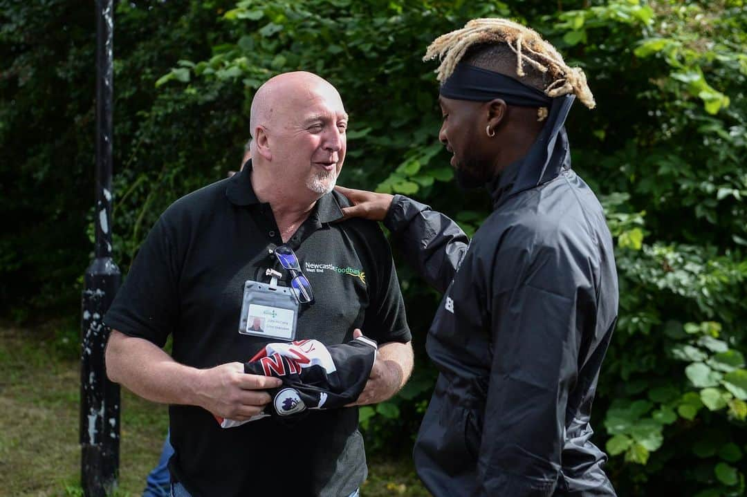 アーラン・セイント・マクシマンさんのインスタグラム写真 - (アーラン・セイント・マクシマンInstagram)「It feels great to visit you guys! I know that it's not only about NUFC, but that it's also about the community and the city and im really proud to be a part of this ⚫️⚪️ Thank you for the love 🙏🏾 @nufc」8月22日 2時43分 - st_maximin