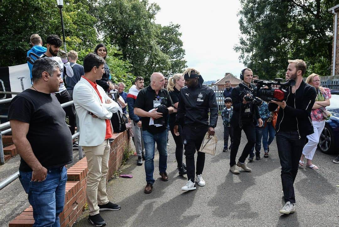 アーラン・セイント・マクシマンさんのインスタグラム写真 - (アーラン・セイント・マクシマンInstagram)「It feels great to visit you guys! I know that it's not only about NUFC, but that it's also about the community and the city and im really proud to be a part of this ⚫️⚪️ Thank you for the love 🙏🏾 @nufc」8月22日 2時43分 - st_maximin