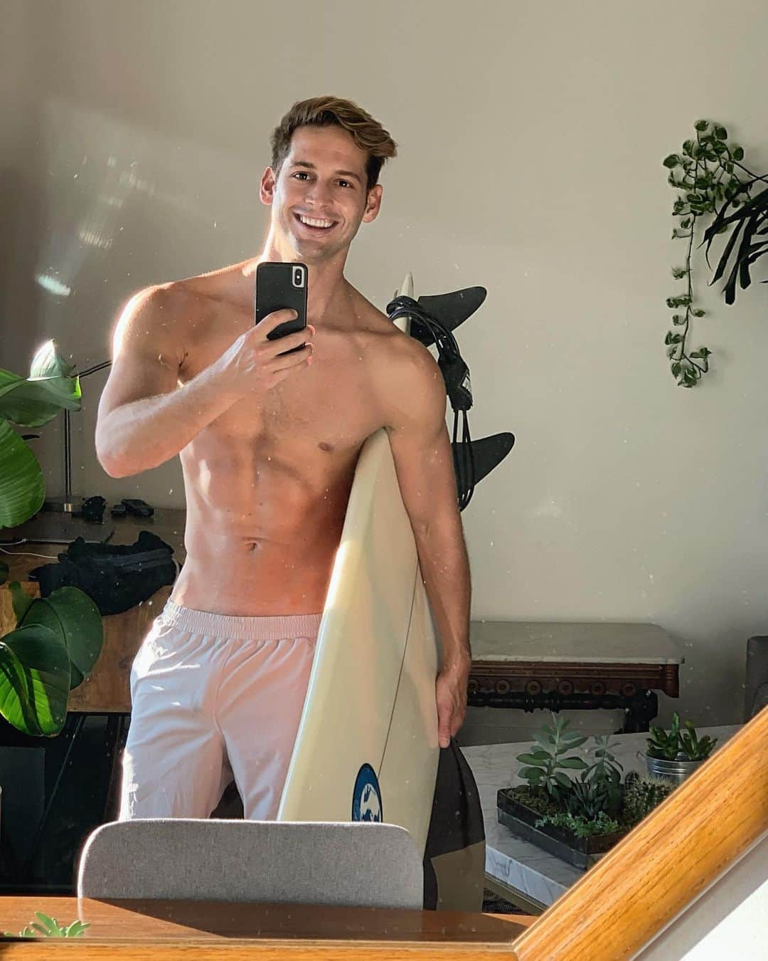 マックス・エマーソンさんのインスタグラム写真 - (マックス・エマーソンInstagram)「The secret to working from home? Live on the beach! #surfBreak」8月22日 2時44分 - maxisms