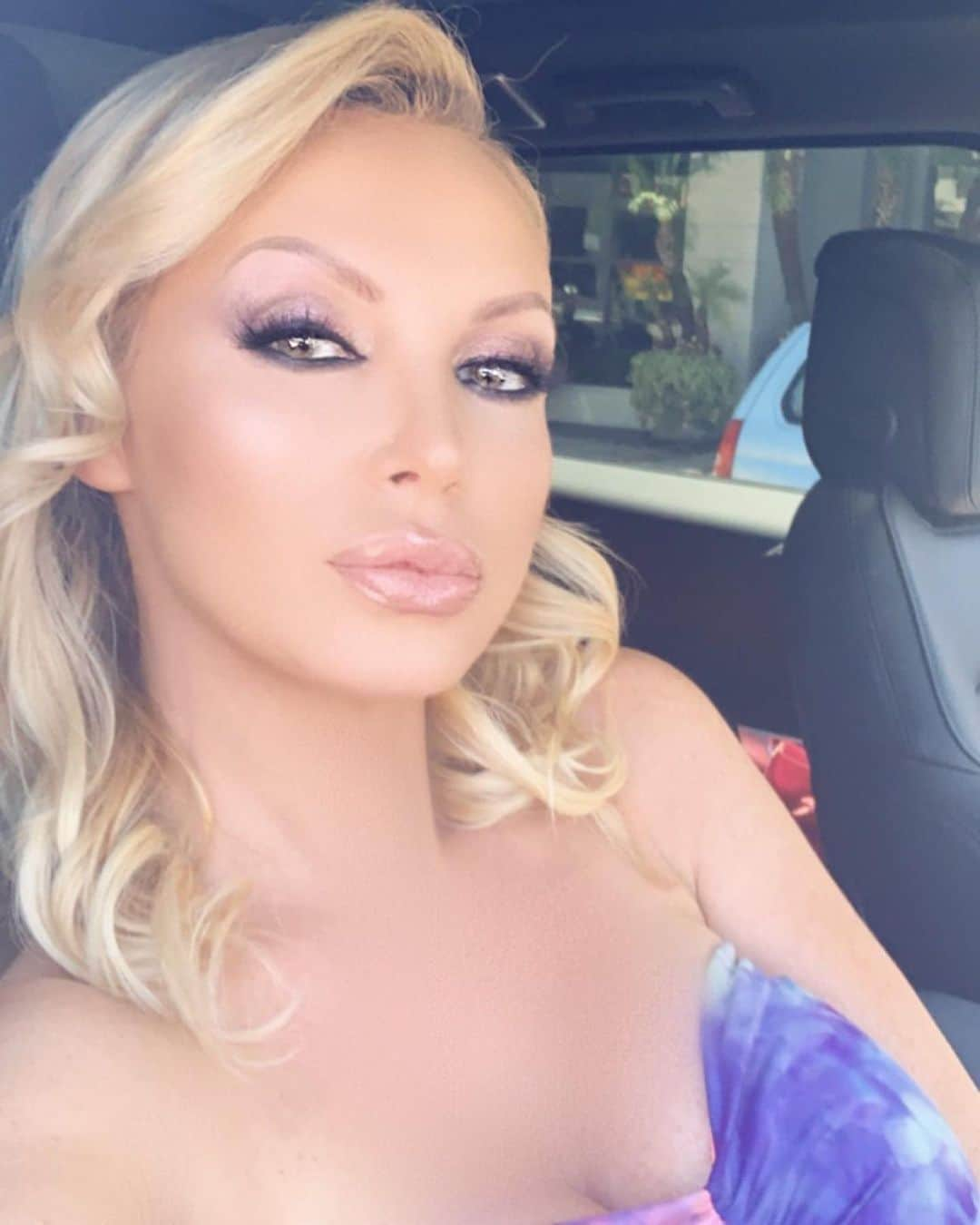 ニッキー・ベンツさんのインスタグラム写真 - (ニッキー・ベンツInstagram)「Hello」8月22日 2時45分 - nikkibenz