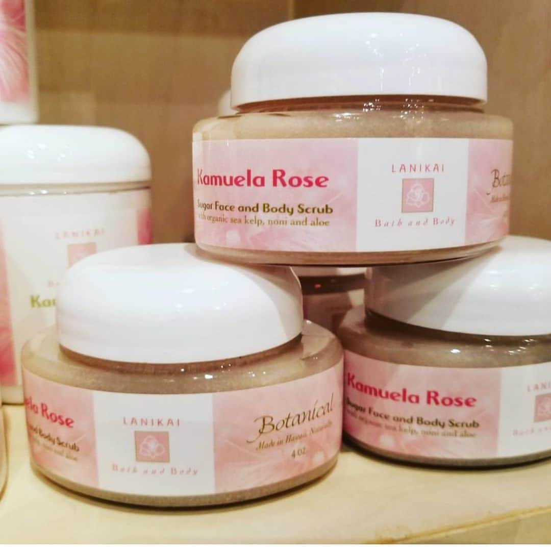 Lanikai Bath and Bodyさんのインスタグラム写真 - (Lanikai Bath and BodyInstagram)「Our cane sugar scrubs are moisturizing (coconut and kukui oil) and help remove dead skins cells from your face and body, for healthy skin. Now in 4 oz sizes for $12. Fine sugar, all natural. In all of Lanikai's signature fragrances. #lanikaibathandbody #lanikaibathandbodyjapan #lanikaibeach #kailuatownhi #natural #organic」8月22日 3時15分 - lanikaibathandbody