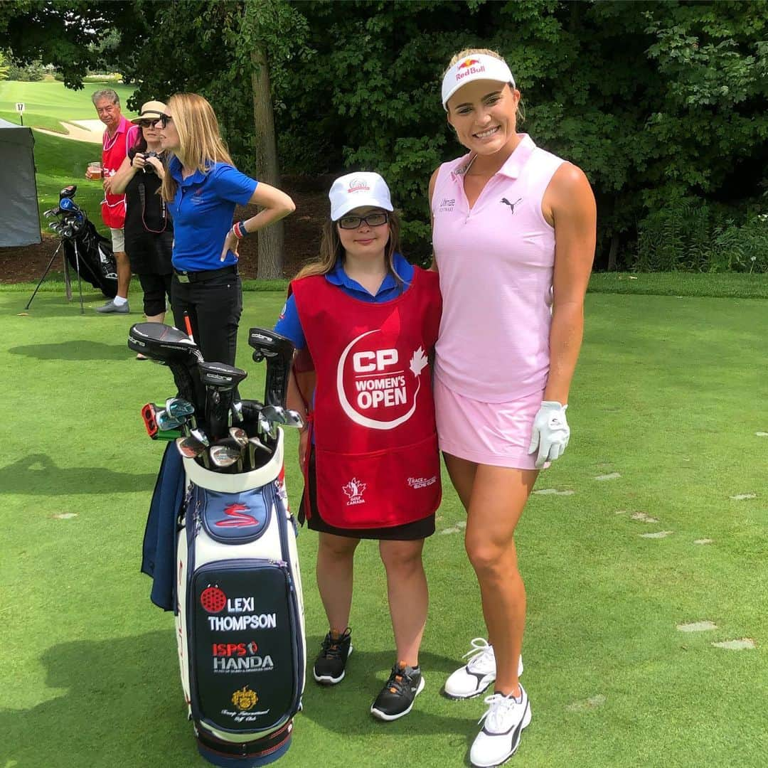 レクシー・トンプソンさんのインスタグラム写真 - (レクシー・トンプソンInstagram)「Thanks to Ruby from the @specialolympicsontario for helping us out on #17 today!! @thegolfcanada」8月22日 3時26分 - lexi