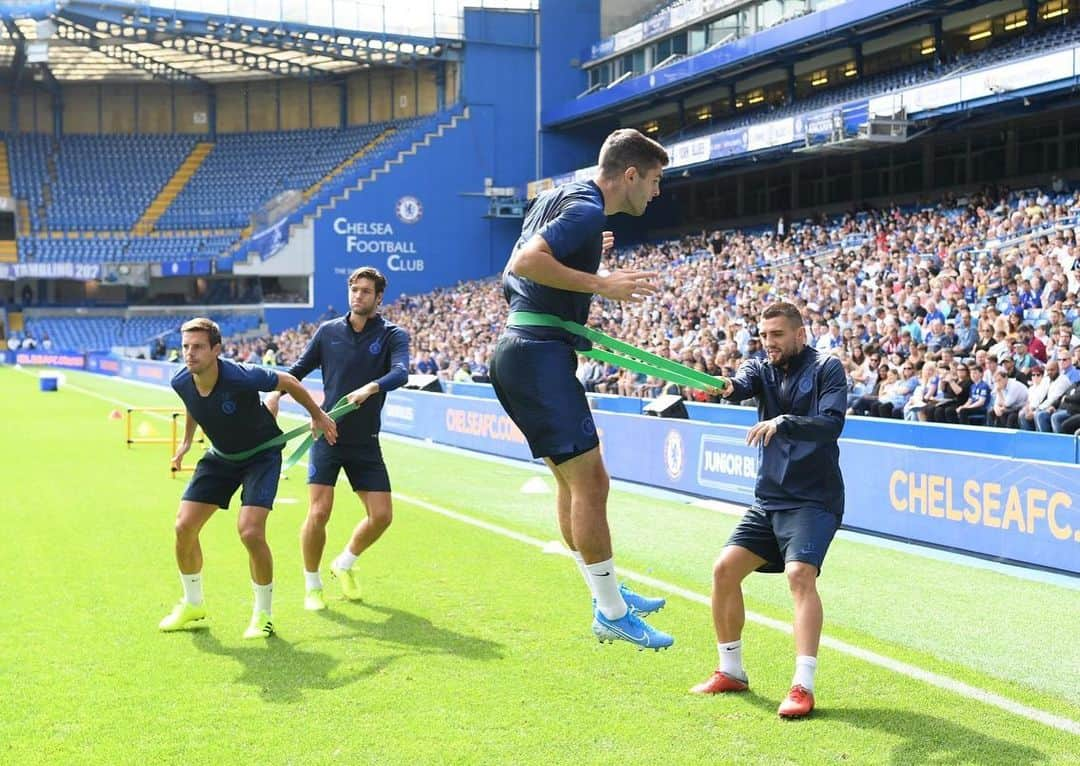 セサル・アスピリクエタさんのインスタグラム写真 - (セサル・アスピリクエタInstagram)「A very special training session 🏟 thank you for your support! #cfc」8月22日 3時33分 - cesarazpi