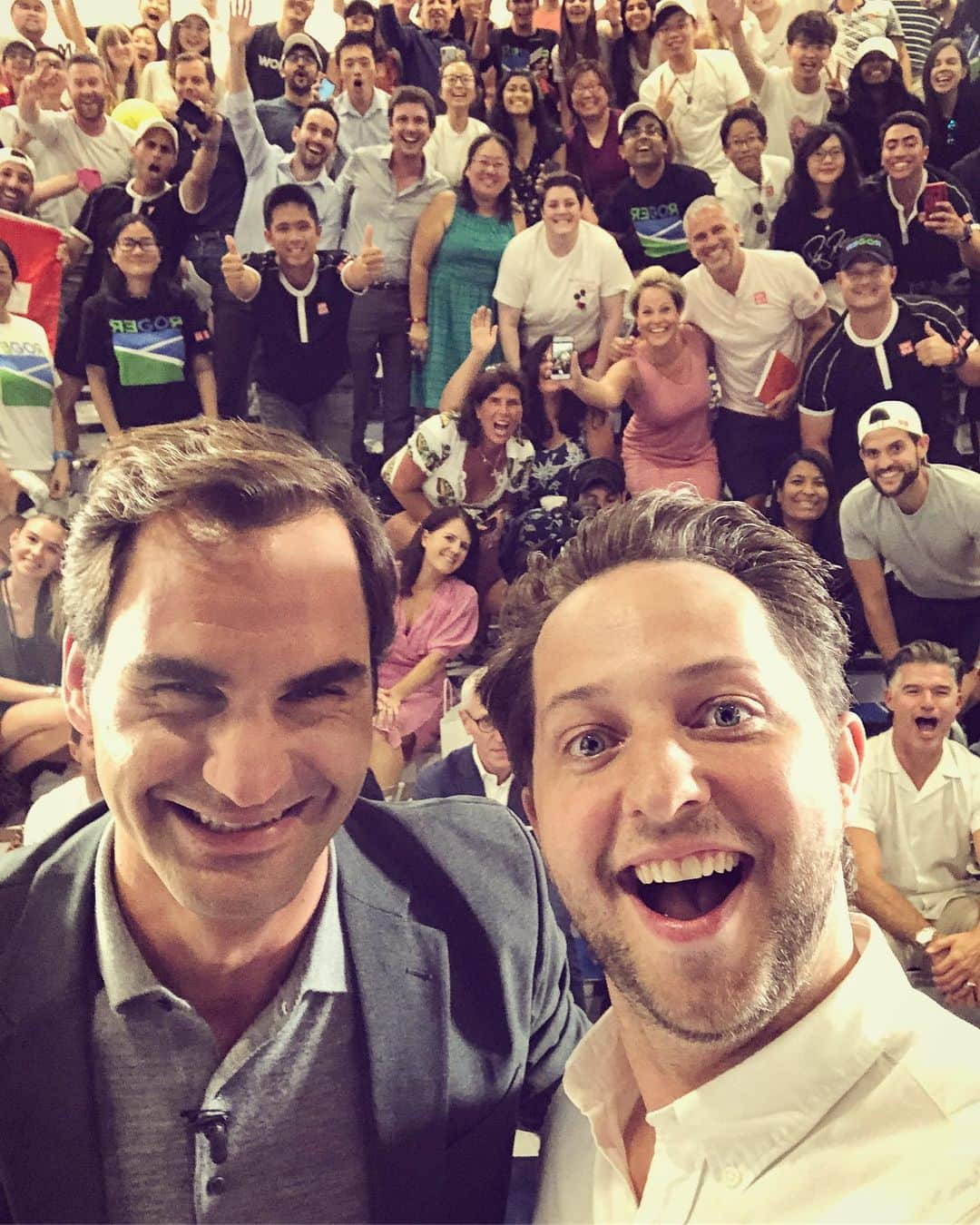 デレク・ブラスバーグさんのインスタグラム写真 - (デレク・ブラスバーグInstagram)「The coolest man in the world. Literally. It was 94 degrees in New York yesterday and @rogerfederer met a zillion fans wearing a polo shirt and sports jacket (unintentional pun!) and he didn’t even break a sweat! 🐐🎾😻」8月22日 3時27分 - derekblasberg