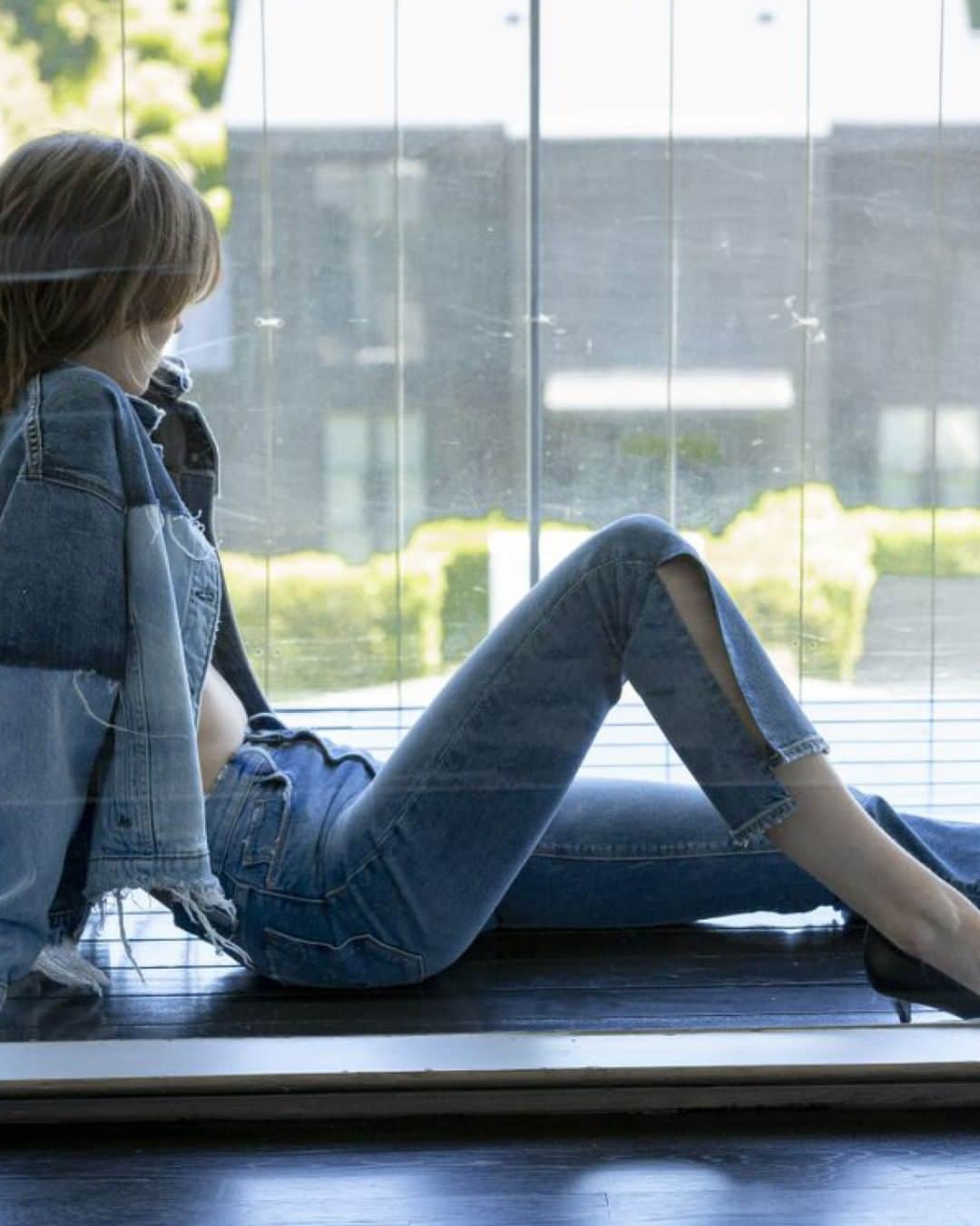 ハドソンのインスタグラム：「Major slit. #HudsonJeans」