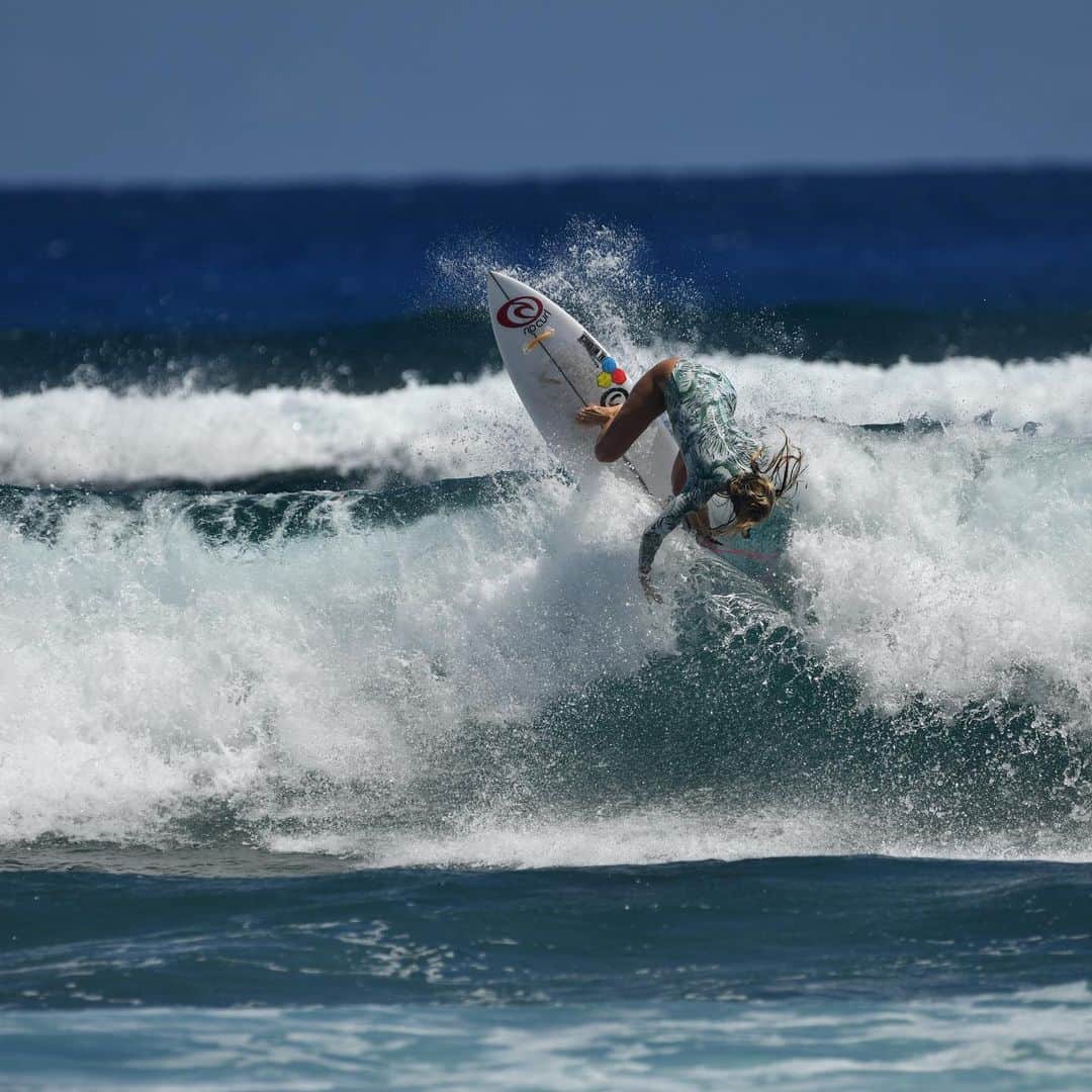 Bethany Hamiltonさんのインスタグラム写真 - (Bethany HamiltonInstagram)「Surfing in the Fall 🏄🏼‍♀️💙🤙🏽 in my fav @ripcurl_women one piece ☀️Got my sun protection dialed!!! @amavaraskincare」8月22日 3時33分 - bethanyhamilton