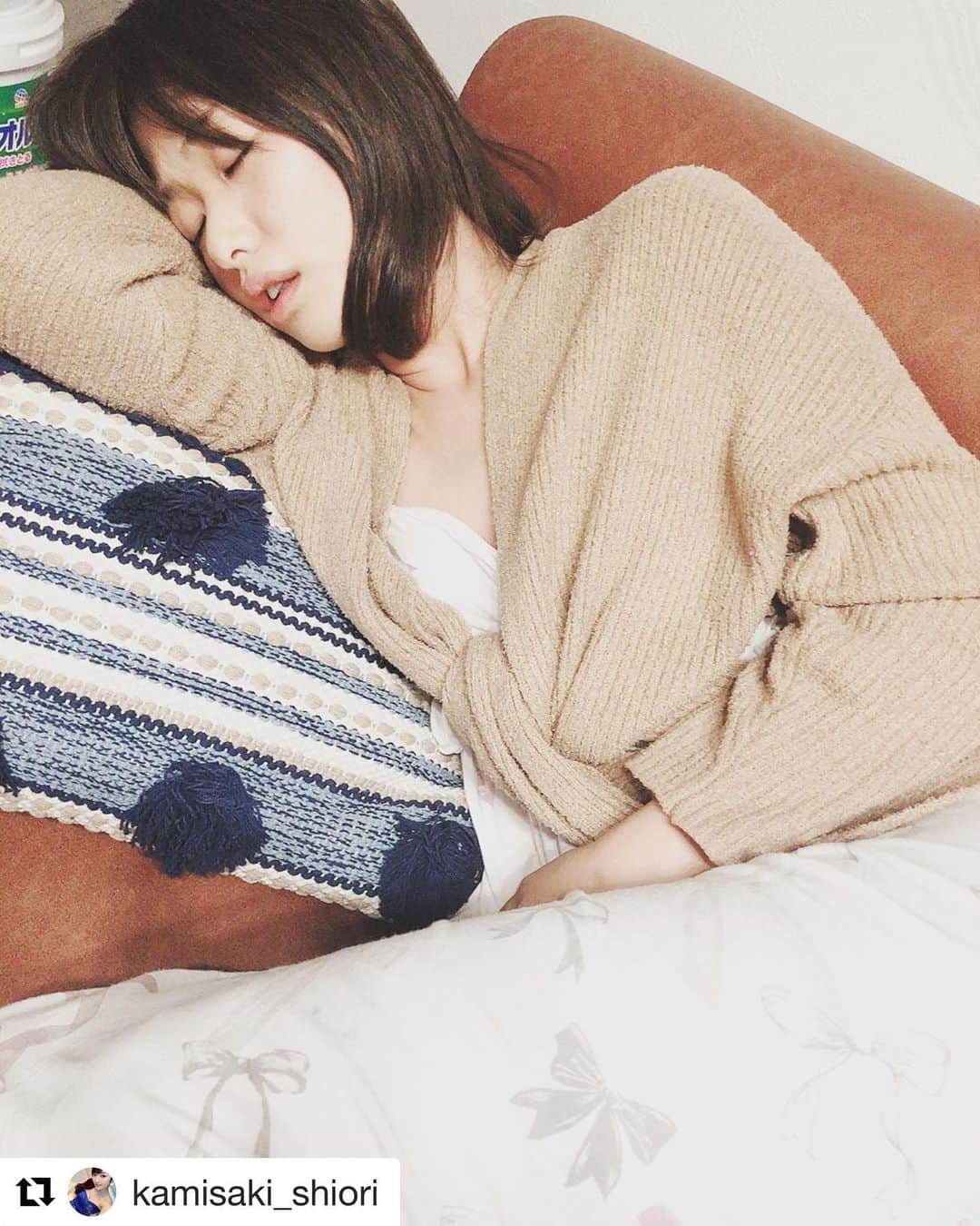 川上奈々美さんのインスタグラム写真 - (川上奈々美Instagram)「リラックスしたよお犬様に囲まれて❤️ #Repost @kamisaki_shiori with @get_repost ・・・ 安定の眠りのみぃななと with梅子 と私✨」8月22日 3時33分 - nanamikawakami
